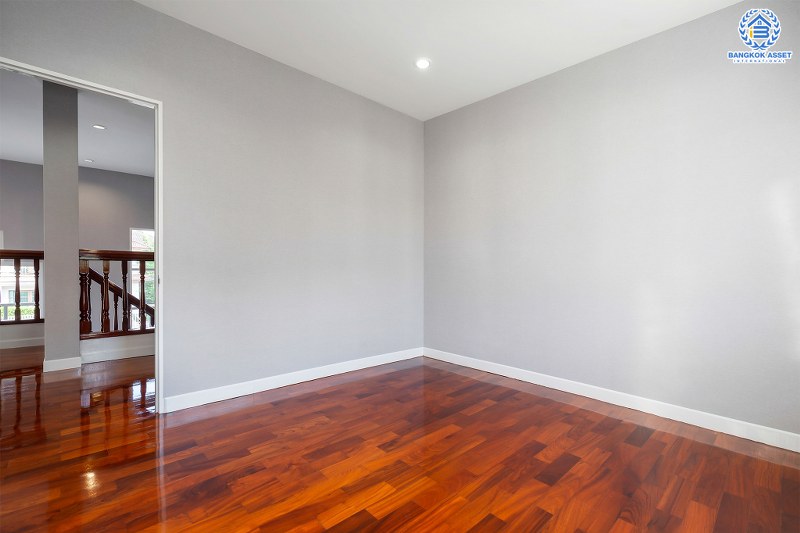 บ้านมือสองตกแต่งใหม่ คฤหาสน์หลังใหญ่เท่าที่เคยมี!! เนื้อที่ 115.5 ตร.ว. ม.มัณฑนา ปิ่นเกล้า-กาญจนาภิเษก (ซ.วัดพระเงิน) บนพื้นที่ใช้สอยเกือบ 400 ตร.ม. ฟังก์ชั่นจัดเต็ม 5 ห้องนอน 4 ห้องน้ำ 4 ที่จอดรถ เดินทางสะดวก บนทำเลติดถนนใหญ่ ใกล้เซ็นทรัลเวสต์เกต รถไฟฟ้าสายสีม่วง "สถานีตลาดบางใหญ่" และทางด่วนศรีรัช!