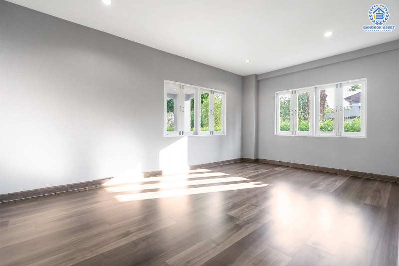 บ้านมือสองตกแต่งใหม่ คฤหาสน์หลังใหญ่เท่าที่เคยมี!! เนื้อที่ 115.5 ตร.ว. ม.มัณฑนา ปิ่นเกล้า-กาญจนาภิเษก (ซ.วัดพระเงิน) บนพื้นที่ใช้สอยเกือบ 400 ตร.ม. ฟังก์ชั่นจัดเต็ม 5 ห้องนอน 4 ห้องน้ำ 4 ที่จอดรถ เดินทางสะดวก บนทำเลติดถนนใหญ่ ใกล้เซ็นทรัลเวสต์เกต รถไฟฟ้าสายสีม่วง "สถานีตลาดบางใหญ่" และทางด่วนศรีรัช!