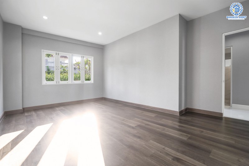 บ้านมือสองตกแต่งใหม่ คฤหาสน์หลังใหญ่เท่าที่เคยมี!! เนื้อที่ 115.5 ตร.ว. ม.มัณฑนา ปิ่นเกล้า-กาญจนาภิเษก (ซ.วัดพระเงิน) บนพื้นที่ใช้สอยเกือบ 400 ตร.ม. ฟังก์ชั่นจัดเต็ม 5 ห้องนอน 4 ห้องน้ำ 4 ที่จอดรถ เดินทางสะดวก บนทำเลติดถนนใหญ่ ใกล้เซ็นทรัลเวสต์เกต รถไฟฟ้าสายสีม่วง "สถานีตลาดบางใหญ่" และทางด่วนศรีรัช!