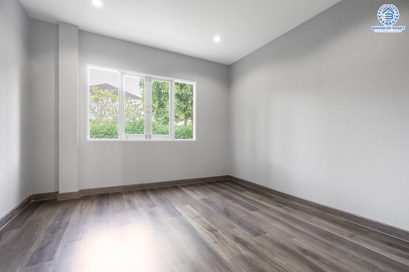 บ้านมือสองตกแต่งใหม่ คฤหาสน์หลังใหญ่เท่าที่เคยมี!! เนื้อที่ 115.5 ตร.ว. ม.มัณฑนา ปิ่นเกล้า-กาญจนาภิเษก (ซ.วัดพระเงิน) บนพื้นที่ใช้สอยเกือบ 400 ตร.ม. ฟังก์ชั่นจัดเต็ม 5 ห้องนอน 4 ห้องน้ำ 4 ที่จอดรถ เดินทางสะดวก บนทำเลติดถนนใหญ่ ใกล้เซ็นทรัลเวสต์เกต รถไฟฟ้าสายสีม่วง "สถานีตลาดบางใหญ่" และทางด่วนศรีรัช!