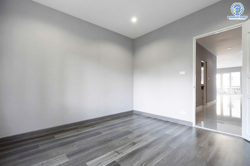 บ้านมือสองตกแต่งใหม่ คฤหาสน์หลังใหญ่เท่าที่เคยมี!! เนื้อที่ 115.5 ตร.ว. ม.มัณฑนา ปิ่นเกล้า-กาญจนาภิเษก (ซ.วัดพระเงิน) บนพื้นที่ใช้สอยเกือบ 400 ตร.ม. ฟังก์ชั่นจัดเต็ม 5 ห้องนอน 4 ห้องน้ำ 4 ที่จอดรถ เดินทางสะดวก บนทำเลติดถนนใหญ่ ใกล้เซ็นทรัลเวสต์เกต รถไฟฟ้าสายสีม่วง "สถานีตลาดบางใหญ่" และทางด่วนศรีรัช!