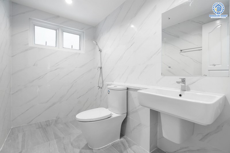 บ้านมือสองตกแต่งใหม่ คฤหาสน์หลังใหญ่เท่าที่เคยมี!! เนื้อที่ 115.5 ตร.ว. ม.มัณฑนา ปิ่นเกล้า-กาญจนาภิเษก (ซ.วัดพระเงิน) บนพื้นที่ใช้สอยเกือบ 400 ตร.ม. ฟังก์ชั่นจัดเต็ม 5 ห้องนอน 4 ห้องน้ำ 4 ที่จอดรถ เดินทางสะดวก บนทำเลติดถนนใหญ่ ใกล้เซ็นทรัลเวสต์เกต รถไฟฟ้าสายสีม่วง "สถานีตลาดบางใหญ่" และทางด่วนศรีรัช!