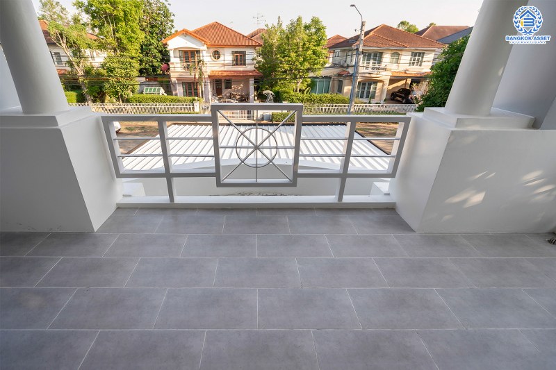 บ้านมือสองตกแต่งใหม่ คฤหาสน์หลังใหญ่เท่าที่เคยมี!! เนื้อที่ 115.5 ตร.ว. ม.มัณฑนา ปิ่นเกล้า-กาญจนาภิเษก (ซ.วัดพระเงิน) บนพื้นที่ใช้สอยเกือบ 400 ตร.ม. ฟังก์ชั่นจัดเต็ม 5 ห้องนอน 4 ห้องน้ำ 4 ที่จอดรถ เดินทางสะดวก บนทำเลติดถนนใหญ่ ใกล้เซ็นทรัลเวสต์เกต รถไฟฟ้าสายสีม่วง "สถานีตลาดบางใหญ่" และทางด่วนศรีรัช!