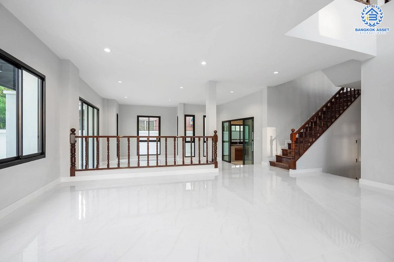 บ้านมือสองตกแต่งใหม่ ม.กฤษดานคร20 ปิ่นเกล้า ติดถนนบรมราชชนนี คฤหาสน์สุดหรู เนื้อที่ 123.3 ตร.ว. ท่ามกลางบรรยากาศความเป็นส่วนตัว ฟังก์ชั่น 5 ห้องนอน 4 ห้องน้ำ 4 ที่จอดรถ พร้อม Living Room ชั้น 2 กว้างขวางบนพื้นที่ใช้สอยกว่า 300 ตร.ม. บนทำเลเดินทางสะดวก เพียง 10 นาทีถึงเซ็นทรัลปิ่นเกล้า