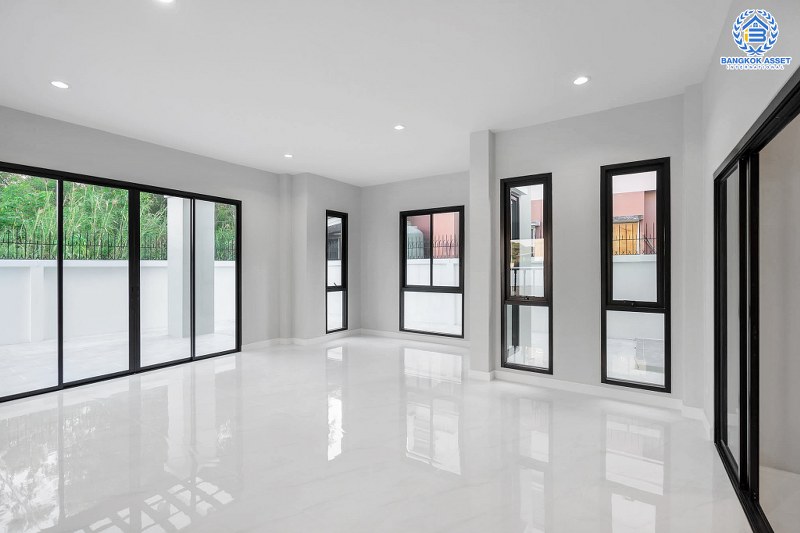 บ้านมือสองตกแต่งใหม่ ม.กฤษดานคร20 ปิ่นเกล้า ติดถนนบรมราชชนนี คฤหาสน์สุดหรู เนื้อที่ 123.3 ตร.ว. ท่ามกลางบรรยากาศความเป็นส่วนตัว ฟังก์ชั่น 5 ห้องนอน 4 ห้องน้ำ 4 ที่จอดรถ พร้อม Living Room ชั้น 2 กว้างขวางบนพื้นที่ใช้สอยกว่า 300 ตร.ม. บนทำเลเดินทางสะดวก เพียง 10 นาทีถึงเซ็นทรัลปิ่นเกล้า