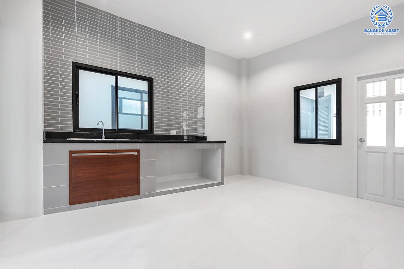 บ้านมือสองตกแต่งใหม่ ม.กฤษดานคร20 ปิ่นเกล้า ติดถนนบรมราชชนนี คฤหาสน์สุดหรู เนื้อที่ 123.3 ตร.ว. ท่ามกลางบรรยากาศความเป็นส่วนตัว ฟังก์ชั่น 5 ห้องนอน 4 ห้องน้ำ 4 ที่จอดรถ พร้อม Living Room ชั้น 2 กว้างขวางบนพื้นที่ใช้สอยกว่า 300 ตร.ม. บนทำเลเดินทางสะดวก เพียง 10 นาทีถึงเซ็นทรัลปิ่นเกล้า