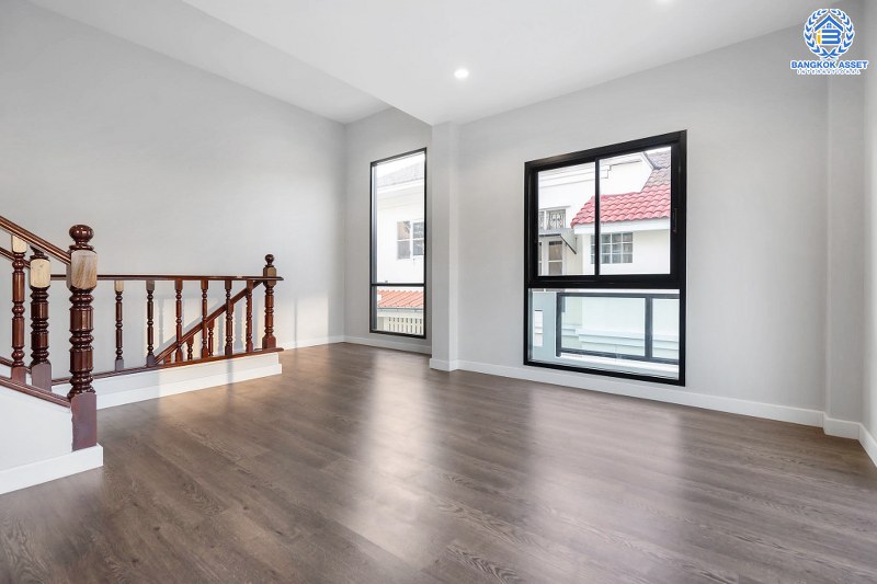 บ้านมือสองตกแต่งใหม่ ม.กฤษดานคร20 ปิ่นเกล้า ติดถนนบรมราชชนนี คฤหาสน์สุดหรู เนื้อที่ 123.3 ตร.ว. ท่ามกลางบรรยากาศความเป็นส่วนตัว ฟังก์ชั่น 5 ห้องนอน 4 ห้องน้ำ 4 ที่จอดรถ พร้อม Living Room ชั้น 2 กว้างขวางบนพื้นที่ใช้สอยกว่า 300 ตร.ม. บนทำเลเดินทางสะดวก เพียง 10 นาทีถึงเซ็นทรัลปิ่นเกล้า