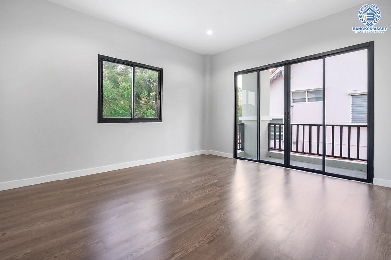 บ้านมือสองตกแต่งใหม่ ม.กฤษดานคร20 ปิ่นเกล้า ติดถนนบรมราชชนนี คฤหาสน์สุดหรู เนื้อที่ 123.3 ตร.ว. ท่ามกลางบรรยากาศความเป็นส่วนตัว ฟังก์ชั่น 5 ห้องนอน 4 ห้องน้ำ 4 ที่จอดรถ พร้อม Living Room ชั้น 2 กว้างขวางบนพื้นที่ใช้สอยกว่า 300 ตร.ม. บนทำเลเดินทางสะดวก เพียง 10 นาทีถึงเซ็นทรัลปิ่นเกล้า