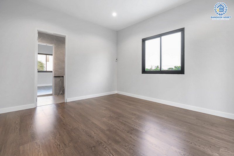 บ้านมือสองตกแต่งใหม่ ม.กฤษดานคร20 ปิ่นเกล้า ติดถนนบรมราชชนนี คฤหาสน์สุดหรู เนื้อที่ 123.3 ตร.ว. ท่ามกลางบรรยากาศความเป็นส่วนตัว ฟังก์ชั่น 5 ห้องนอน 4 ห้องน้ำ 4 ที่จอดรถ พร้อม Living Room ชั้น 2 กว้างขวางบนพื้นที่ใช้สอยกว่า 300 ตร.ม. บนทำเลเดินทางสะดวก เพียง 10 นาทีถึงเซ็นทรัลปิ่นเกล้า