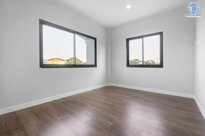 บ้านมือสองตกแต่งใหม่ ม.กฤษดานคร20 ปิ่นเกล้า ติดถนนบรมราชชนนี คฤหาสน์สุดหรู เนื้อที่ 123.3 ตร.ว. ท่ามกลางบรรยากาศความเป็นส่วนตัว ฟังก์ชั่น 5 ห้องนอน 4 ห้องน้ำ 4 ที่จอดรถ พร้อม Living Room ชั้น 2 กว้างขวางบนพื้นที่ใช้สอยกว่า 300 ตร.ม. บนทำเลเดินทางสะดวก เพียง 10 นาทีถึงเซ็นทรัลปิ่นเกล้า