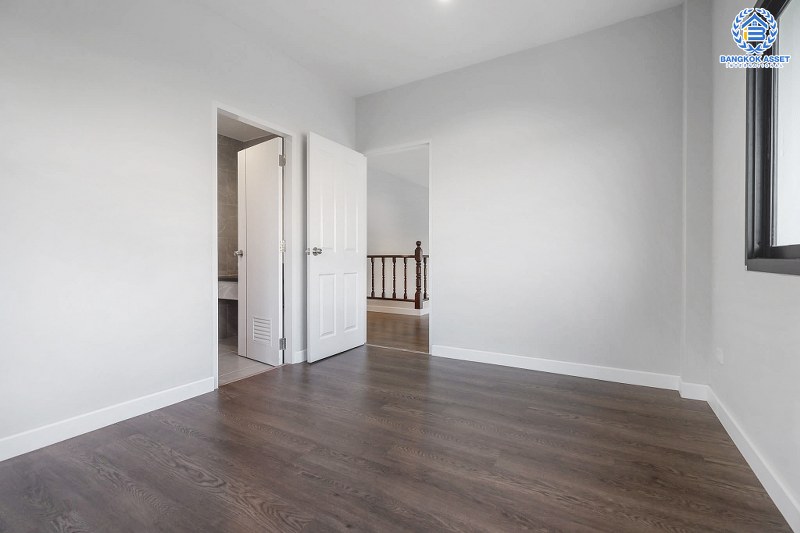 บ้านมือสองตกแต่งใหม่ ม.กฤษดานคร20 ปิ่นเกล้า ติดถนนบรมราชชนนี คฤหาสน์สุดหรู เนื้อที่ 123.3 ตร.ว. ท่ามกลางบรรยากาศความเป็นส่วนตัว ฟังก์ชั่น 5 ห้องนอน 4 ห้องน้ำ 4 ที่จอดรถ พร้อม Living Room ชั้น 2 กว้างขวางบนพื้นที่ใช้สอยกว่า 300 ตร.ม. บนทำเลเดินทางสะดวก เพียง 10 นาทีถึงเซ็นทรัลปิ่นเกล้า