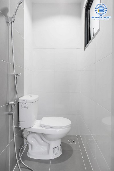 บ้านมือสองตกแต่งใหม่ ม.กฤษดานคร20 ปิ่นเกล้า ติดถนนบรมราชชนนี คฤหาสน์สุดหรู เนื้อที่ 123.3 ตร.ว. ท่ามกลางบรรยากาศความเป็นส่วนตัว ฟังก์ชั่น 5 ห้องนอน 4 ห้องน้ำ 4 ที่จอดรถ พร้อม Living Room ชั้น 2 กว้างขวางบนพื้นที่ใช้สอยกว่า 300 ตร.ม. บนทำเลเดินทางสะดวก เพียง 10 นาทีถึงเซ็นทรัลปิ่นเกล้า