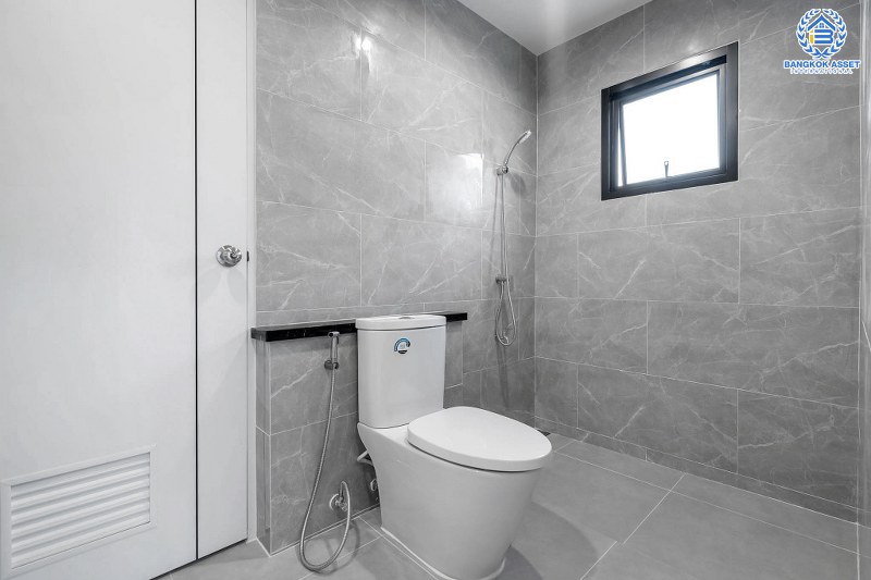 บ้านมือสองตกแต่งใหม่ ม.กฤษดานคร20 ปิ่นเกล้า ติดถนนบรมราชชนนี คฤหาสน์สุดหรู เนื้อที่ 123.3 ตร.ว. ท่ามกลางบรรยากาศความเป็นส่วนตัว ฟังก์ชั่น 5 ห้องนอน 4 ห้องน้ำ 4 ที่จอดรถ พร้อม Living Room ชั้น 2 กว้างขวางบนพื้นที่ใช้สอยกว่า 300 ตร.ม. บนทำเลเดินทางสะดวก เพียง 10 นาทีถึงเซ็นทรัลปิ่นเกล้า