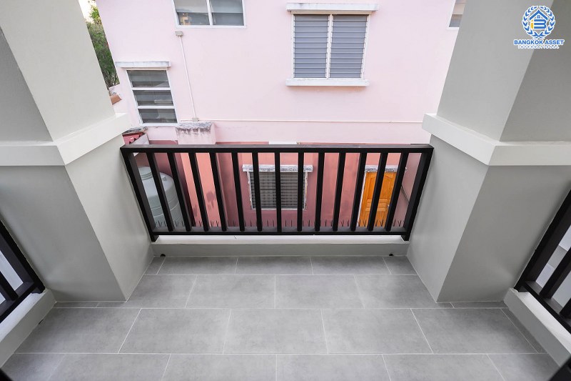 บ้านมือสองตกแต่งใหม่ ม.กฤษดานคร20 ปิ่นเกล้า ติดถนนบรมราชชนนี คฤหาสน์สุดหรู เนื้อที่ 123.3 ตร.ว. ท่ามกลางบรรยากาศความเป็นส่วนตัว ฟังก์ชั่น 5 ห้องนอน 4 ห้องน้ำ 4 ที่จอดรถ พร้อม Living Room ชั้น 2 กว้างขวางบนพื้นที่ใช้สอยกว่า 300 ตร.ม. บนทำเลเดินทางสะดวก เพียง 10 นาทีถึงเซ็นทรัลปิ่นเกล้า