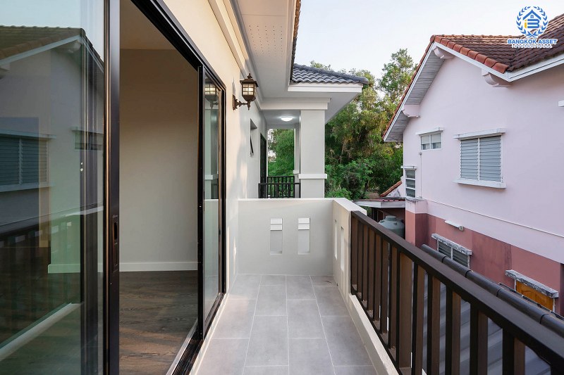 บ้านมือสองตกแต่งใหม่ ม.กฤษดานคร20 ปิ่นเกล้า ติดถนนบรมราชชนนี คฤหาสน์สุดหรู เนื้อที่ 123.3 ตร.ว. ท่ามกลางบรรยากาศความเป็นส่วนตัว ฟังก์ชั่น 5 ห้องนอน 4 ห้องน้ำ 4 ที่จอดรถ พร้อม Living Room ชั้น 2 กว้างขวางบนพื้นที่ใช้สอยกว่า 300 ตร.ม. บนทำเลเดินทางสะดวก เพียง 10 นาทีถึงเซ็นทรัลปิ่นเกล้า