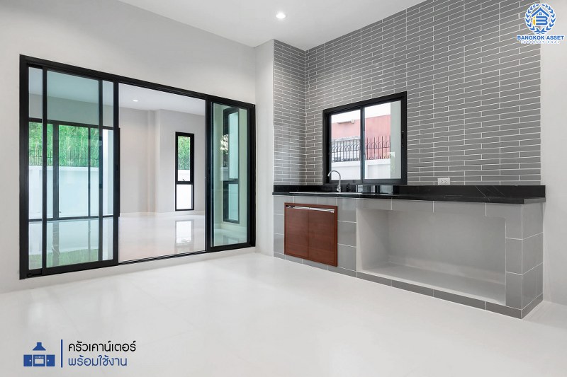 บ้านมือสองตกแต่งใหม่ ม.กฤษดานคร20 ปิ่นเกล้า ติดถนนบรมราชชนนี คฤหาสน์สุดหรู เนื้อที่ 123.3 ตร.ว. ท่ามกลางบรรยากาศความเป็นส่วนตัว ฟังก์ชั่น 5 ห้องนอน 4 ห้องน้ำ 4 ที่จอดรถ พร้อม Living Room ชั้น 2 กว้างขวางบนพื้นที่ใช้สอยกว่า 300 ตร.ม. บนทำเลเดินทางสะดวก เพียง 10 นาทีถึงเซ็นทรัลปิ่นเกล้า