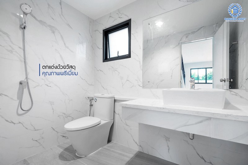 บ้านมือสองตกแต่งใหม่ ม.กฤษดานคร20 ปิ่นเกล้า ติดถนนบรมราชชนนี คฤหาสน์สุดหรู เนื้อที่ 123.3 ตร.ว. ท่ามกลางบรรยากาศความเป็นส่วนตัว ฟังก์ชั่น 5 ห้องนอน 4 ห้องน้ำ 4 ที่จอดรถ พร้อม Living Room ชั้น 2 กว้างขวางบนพื้นที่ใช้สอยกว่า 300 ตร.ม. บนทำเลเดินทางสะดวก เพียง 10 นาทีถึงเซ็นทรัลปิ่นเกล้า