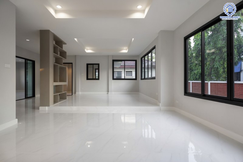 บ้านมือสองตกแต่งใหม่ บ้านหลังใหญ่ พร้อมเข้าอยู่ ม.ลดาวัลย์ ปิ่นเกล้า-บรมราชชนนี  ใกล้ ม.มหิดล  เนื้อที่ 127 ตร.ว. ฟังก์ชั่น 4 นอน 3 น้ำ 4 ที่จอดรถ ทำเลดีเดินทางสะดวกสบาย เชื่อมต่อหลายเส้นทาง และใกล้เซ็นทรัลศาลายา...