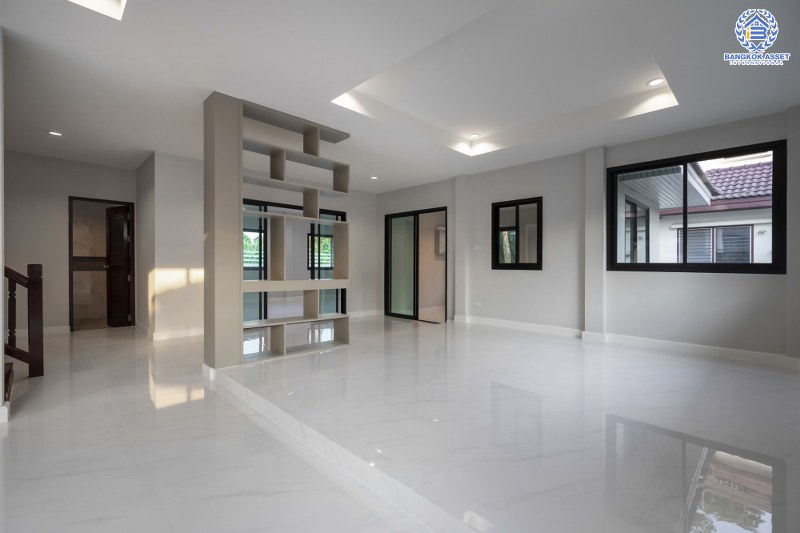 บ้านมือสองตกแต่งใหม่ บ้านหลังใหญ่ พร้อมเข้าอยู่ ม.ลดาวัลย์ ปิ่นเกล้า-บรมราชชนนี  ใกล้ ม.มหิดล  เนื้อที่ 127 ตร.ว. ฟังก์ชั่น 4 นอน 3 น้ำ 4 ที่จอดรถ ทำเลดีเดินทางสะดวกสบาย เชื่อมต่อหลายเส้นทาง และใกล้เซ็นทรัลศาลายา...