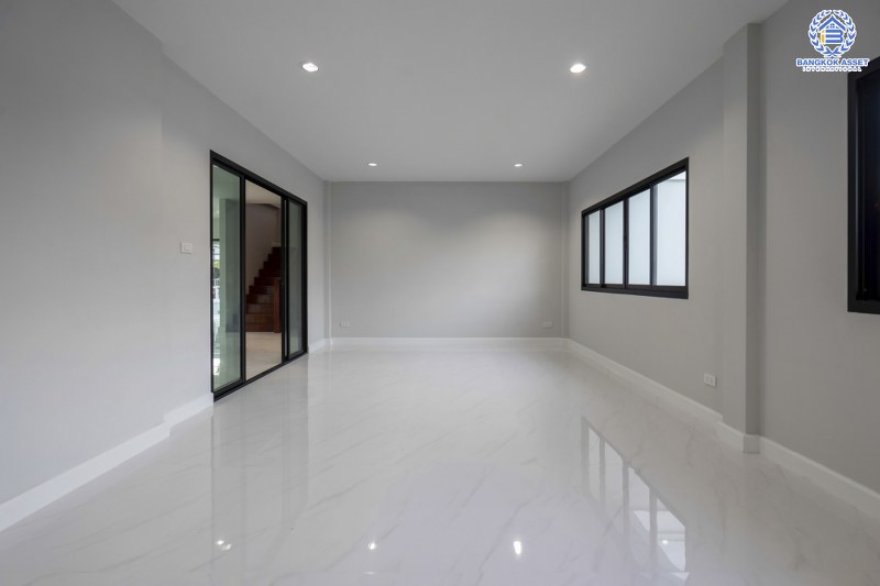 บ้านมือสองตกแต่งใหม่ บ้านหลังใหญ่ พร้อมเข้าอยู่ ม.ลดาวัลย์ ปิ่นเกล้า-บรมราชชนนี  ใกล้ ม.มหิดล  เนื้อที่ 127 ตร.ว. ฟังก์ชั่น 4 นอน 3 น้ำ 4 ที่จอดรถ ทำเลดีเดินทางสะดวกสบาย เชื่อมต่อหลายเส้นทาง และใกล้เซ็นทรัลศาลายา...