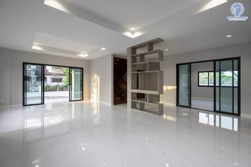 บ้านมือสองตกแต่งใหม่ บ้านหลังใหญ่ พร้อมเข้าอยู่ ม.ลดาวัลย์ ปิ่นเกล้า-บรมราชชนนี  ใกล้ ม.มหิดล  เนื้อที่ 127 ตร.ว. ฟังก์ชั่น 4 นอน 3 น้ำ 4 ที่จอดรถ ทำเลดีเดินทางสะดวกสบาย เชื่อมต่อหลายเส้นทาง และใกล้เซ็นทรัลศาลายา...