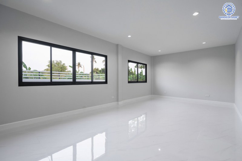 บ้านมือสองตกแต่งใหม่ บ้านหลังใหญ่ พร้อมเข้าอยู่ ม.ลดาวัลย์ ปิ่นเกล้า-บรมราชชนนี  ใกล้ ม.มหิดล  เนื้อที่ 127 ตร.ว. ฟังก์ชั่น 4 นอน 3 น้ำ 4 ที่จอดรถ ทำเลดีเดินทางสะดวกสบาย เชื่อมต่อหลายเส้นทาง และใกล้เซ็นทรัลศาลายา...