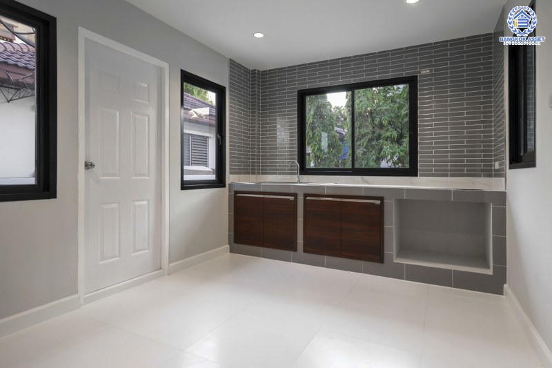 บ้านมือสองตกแต่งใหม่ บ้านหลังใหญ่ พร้อมเข้าอยู่ ม.ลดาวัลย์ ปิ่นเกล้า-บรมราชชนนี  ใกล้ ม.มหิดล  เนื้อที่ 127 ตร.ว. ฟังก์ชั่น 4 นอน 3 น้ำ 4 ที่จอดรถ ทำเลดีเดินทางสะดวกสบาย เชื่อมต่อหลายเส้นทาง และใกล้เซ็นทรัลศาลายา...