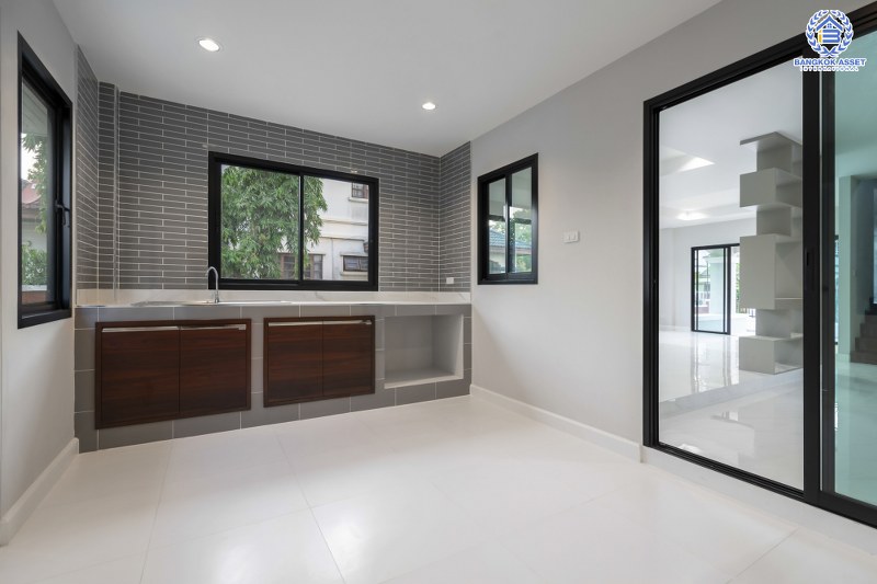 บ้านมือสองตกแต่งใหม่ บ้านหลังใหญ่ พร้อมเข้าอยู่ ม.ลดาวัลย์ ปิ่นเกล้า-บรมราชชนนี  ใกล้ ม.มหิดล  เนื้อที่ 127 ตร.ว. ฟังก์ชั่น 4 นอน 3 น้ำ 4 ที่จอดรถ ทำเลดีเดินทางสะดวกสบาย เชื่อมต่อหลายเส้นทาง และใกล้เซ็นทรัลศาลายา...