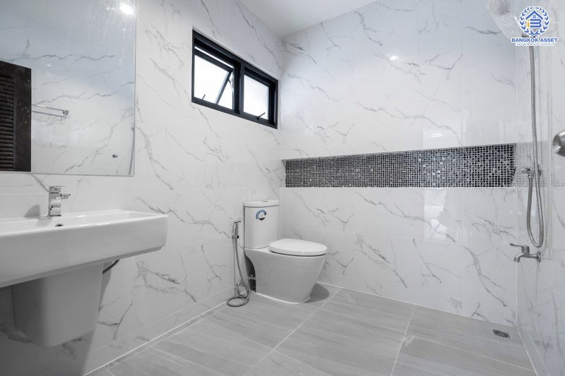 บ้านมือสองตกแต่งใหม่ บ้านหลังใหญ่ พร้อมเข้าอยู่ ม.ลดาวัลย์ ปิ่นเกล้า-บรมราชชนนี  ใกล้ ม.มหิดล  เนื้อที่ 127 ตร.ว. ฟังก์ชั่น 4 นอน 3 น้ำ 4 ที่จอดรถ ทำเลดีเดินทางสะดวกสบาย เชื่อมต่อหลายเส้นทาง และใกล้เซ็นทรัลศาลายา...