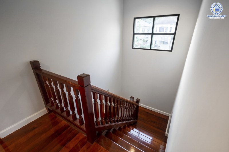 บ้านมือสองตกแต่งใหม่ บ้านหลังใหญ่ พร้อมเข้าอยู่ ม.ลดาวัลย์ ปิ่นเกล้า-บรมราชชนนี  ใกล้ ม.มหิดล  เนื้อที่ 127 ตร.ว. ฟังก์ชั่น 4 นอน 3 น้ำ 4 ที่จอดรถ ทำเลดีเดินทางสะดวกสบาย เชื่อมต่อหลายเส้นทาง และใกล้เซ็นทรัลศาลายา...