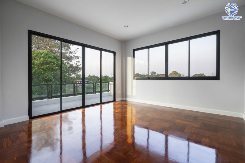 บ้านมือสองตกแต่งใหม่ บ้านหลังใหญ่ พร้อมเข้าอยู่ ม.ลดาวัลย์ ปิ่นเกล้า-บรมราชชนนี  ใกล้ ม.มหิดล  เนื้อที่ 127 ตร.ว. ฟังก์ชั่น 4 นอน 3 น้ำ 4 ที่จอดรถ ทำเลดีเดินทางสะดวกสบาย เชื่อมต่อหลายเส้นทาง และใกล้เซ็นทรัลศาลายา...