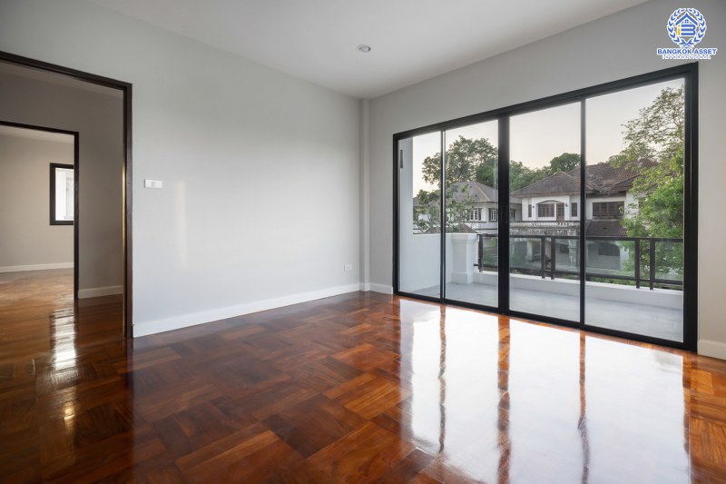 บ้านมือสองตกแต่งใหม่ บ้านหลังใหญ่ พร้อมเข้าอยู่ ม.ลดาวัลย์ ปิ่นเกล้า-บรมราชชนนี  ใกล้ ม.มหิดล  เนื้อที่ 127 ตร.ว. ฟังก์ชั่น 4 นอน 3 น้ำ 4 ที่จอดรถ ทำเลดีเดินทางสะดวกสบาย เชื่อมต่อหลายเส้นทาง และใกล้เซ็นทรัลศาลายา...