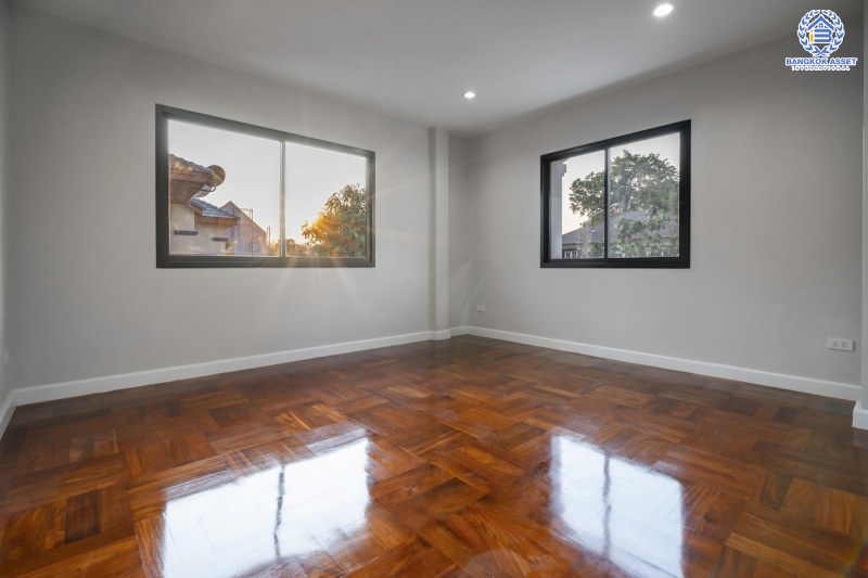 บ้านมือสองตกแต่งใหม่ บ้านหลังใหญ่ พร้อมเข้าอยู่ ม.ลดาวัลย์ ปิ่นเกล้า-บรมราชชนนี  ใกล้ ม.มหิดล  เนื้อที่ 127 ตร.ว. ฟังก์ชั่น 4 นอน 3 น้ำ 4 ที่จอดรถ ทำเลดีเดินทางสะดวกสบาย เชื่อมต่อหลายเส้นทาง และใกล้เซ็นทรัลศาลายา...