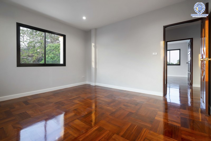 บ้านมือสองตกแต่งใหม่ บ้านหลังใหญ่ พร้อมเข้าอยู่ ม.ลดาวัลย์ ปิ่นเกล้า-บรมราชชนนี  ใกล้ ม.มหิดล  เนื้อที่ 127 ตร.ว. ฟังก์ชั่น 4 นอน 3 น้ำ 4 ที่จอดรถ ทำเลดีเดินทางสะดวกสบาย เชื่อมต่อหลายเส้นทาง และใกล้เซ็นทรัลศาลายา...