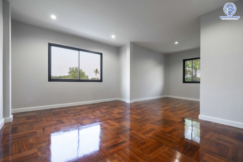 บ้านมือสองตกแต่งใหม่ บ้านหลังใหญ่ พร้อมเข้าอยู่ ม.ลดาวัลย์ ปิ่นเกล้า-บรมราชชนนี  ใกล้ ม.มหิดล  เนื้อที่ 127 ตร.ว. ฟังก์ชั่น 4 นอน 3 น้ำ 4 ที่จอดรถ ทำเลดีเดินทางสะดวกสบาย เชื่อมต่อหลายเส้นทาง และใกล้เซ็นทรัลศาลายา...