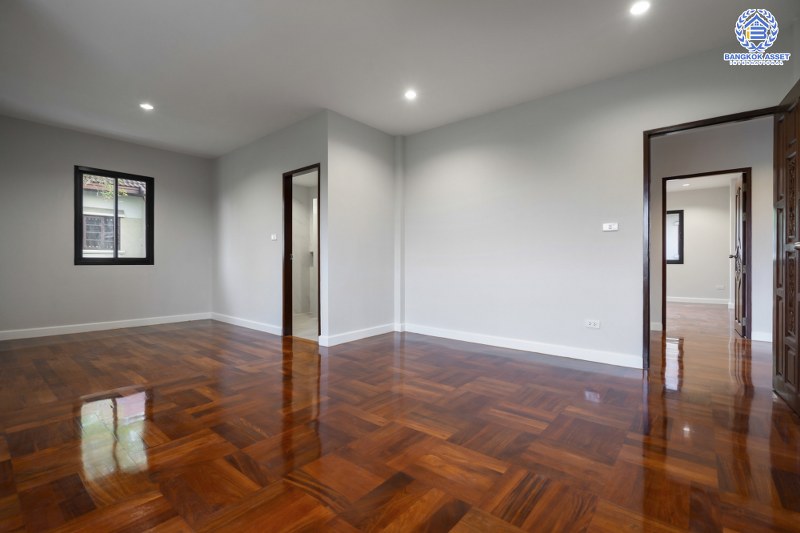 บ้านมือสองตกแต่งใหม่ บ้านหลังใหญ่ พร้อมเข้าอยู่ ม.ลดาวัลย์ ปิ่นเกล้า-บรมราชชนนี  ใกล้ ม.มหิดล  เนื้อที่ 127 ตร.ว. ฟังก์ชั่น 4 นอน 3 น้ำ 4 ที่จอดรถ ทำเลดีเดินทางสะดวกสบาย เชื่อมต่อหลายเส้นทาง และใกล้เซ็นทรัลศาลายา...