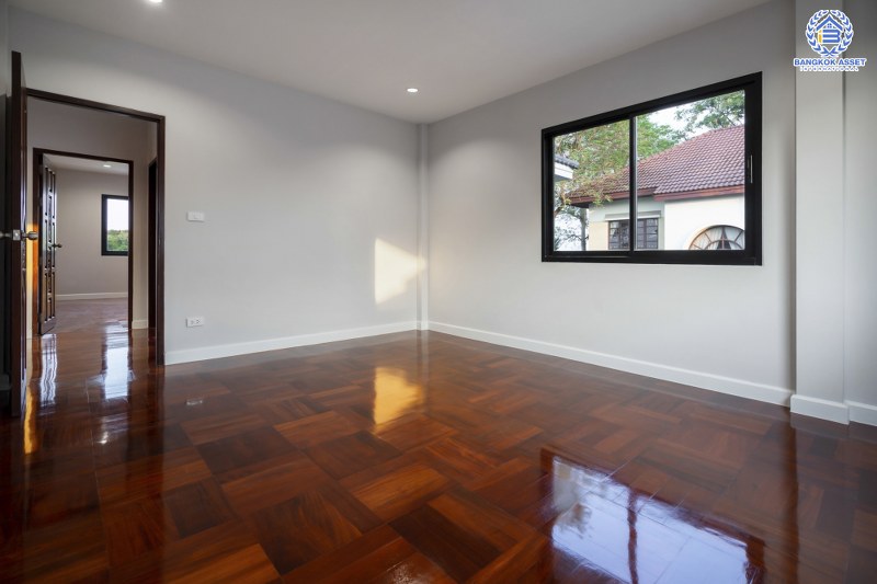 บ้านมือสองตกแต่งใหม่ บ้านหลังใหญ่ พร้อมเข้าอยู่ ม.ลดาวัลย์ ปิ่นเกล้า-บรมราชชนนี  ใกล้ ม.มหิดล  เนื้อที่ 127 ตร.ว. ฟังก์ชั่น 4 นอน 3 น้ำ 4 ที่จอดรถ ทำเลดีเดินทางสะดวกสบาย เชื่อมต่อหลายเส้นทาง และใกล้เซ็นทรัลศาลายา...