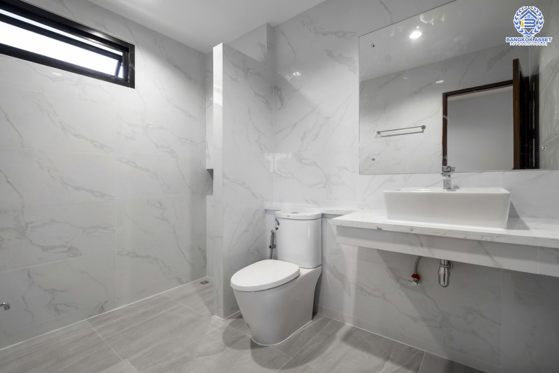 บ้านมือสองตกแต่งใหม่ บ้านหลังใหญ่ พร้อมเข้าอยู่ ม.ลดาวัลย์ ปิ่นเกล้า-บรมราชชนนี  ใกล้ ม.มหิดล  เนื้อที่ 127 ตร.ว. ฟังก์ชั่น 4 นอน 3 น้ำ 4 ที่จอดรถ ทำเลดีเดินทางสะดวกสบาย เชื่อมต่อหลายเส้นทาง และใกล้เซ็นทรัลศาลายา...