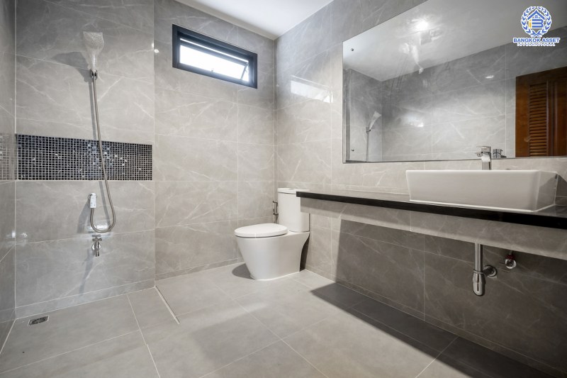 บ้านมือสองตกแต่งใหม่ บ้านหลังใหญ่ พร้อมเข้าอยู่ ม.ลดาวัลย์ ปิ่นเกล้า-บรมราชชนนี  ใกล้ ม.มหิดล  เนื้อที่ 127 ตร.ว. ฟังก์ชั่น 4 นอน 3 น้ำ 4 ที่จอดรถ ทำเลดีเดินทางสะดวกสบาย เชื่อมต่อหลายเส้นทาง และใกล้เซ็นทรัลศาลายา...