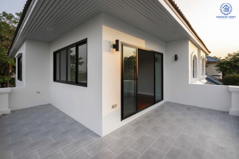 บ้านมือสองตกแต่งใหม่ บ้านหลังใหญ่ พร้อมเข้าอยู่ ม.ลดาวัลย์ ปิ่นเกล้า-บรมราชชนนี  ใกล้ ม.มหิดล  เนื้อที่ 127 ตร.ว. ฟังก์ชั่น 4 นอน 3 น้ำ 4 ที่จอดรถ ทำเลดีเดินทางสะดวกสบาย เชื่อมต่อหลายเส้นทาง และใกล้เซ็นทรัลศาลายา...