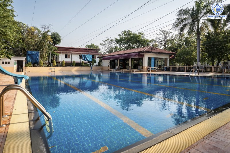 บ้านมือสองตกแต่งใหม่ บ้านหลังใหญ่ พร้อมเข้าอยู่ ม.ลดาวัลย์ ปิ่นเกล้า-บรมราชชนนี  ใกล้ ม.มหิดล  เนื้อที่ 127 ตร.ว. ฟังก์ชั่น 4 นอน 3 น้ำ 4 ที่จอดรถ ทำเลดีเดินทางสะดวกสบาย เชื่อมต่อหลายเส้นทาง และใกล้เซ็นทรัลศาลายา...