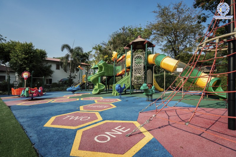 บ้านมือสองตกแต่งใหม่ บ้านหลังใหญ่ พร้อมเข้าอยู่ ม.ลดาวัลย์ ปิ่นเกล้า-บรมราชชนนี  ใกล้ ม.มหิดล  เนื้อที่ 127 ตร.ว. ฟังก์ชั่น 4 นอน 3 น้ำ 4 ที่จอดรถ ทำเลดีเดินทางสะดวกสบาย เชื่อมต่อหลายเส้นทาง และใกล้เซ็นทรัลศาลายา...