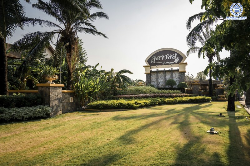 บ้านมือสองตกแต่งใหม่ บ้านหลังใหญ่ พร้อมเข้าอยู่ ม.ลดาวัลย์ ปิ่นเกล้า-บรมราชชนนี  ใกล้ ม.มหิดล  เนื้อที่ 127 ตร.ว. ฟังก์ชั่น 4 นอน 3 น้ำ 4 ที่จอดรถ ทำเลดีเดินทางสะดวกสบาย เชื่อมต่อหลายเส้นทาง และใกล้เซ็นทรัลศาลายา...