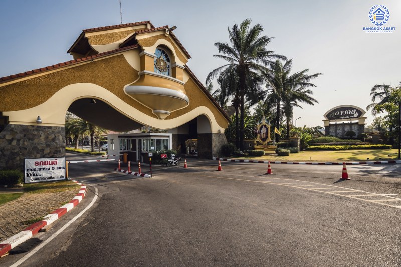 บ้านมือสองตกแต่งใหม่ บ้านหลังใหญ่ พร้อมเข้าอยู่ ม.ลดาวัลย์ ปิ่นเกล้า-บรมราชชนนี  ใกล้ ม.มหิดล  เนื้อที่ 127 ตร.ว. ฟังก์ชั่น 4 นอน 3 น้ำ 4 ที่จอดรถ ทำเลดีเดินทางสะดวกสบาย เชื่อมต่อหลายเส้นทาง และใกล้เซ็นทรัลศาลายา...