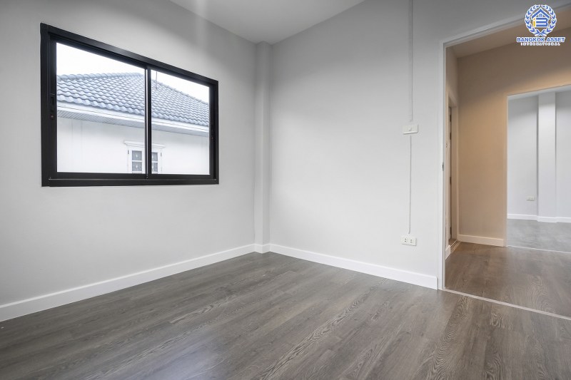 บ้านมือสองตกแต่งใหม่ ม.มณีรินทร์ รัตนาธิเบศร์ พร้อมเข้าอยู่ เนื้อที่ 48.5 ตร.ว. ฟังก์ชั่น 4 ห้องนอน 2 ห้องน้ำ 2 ที่จอดรถ บนทำเลดี เดินทางสะดวกสบาย ใกล้ทางด่วนงามวงศ์วาน และเพียง 10 นาที ถึงรถไฟฟ้าบางรักน้อยท่าอิฐ...