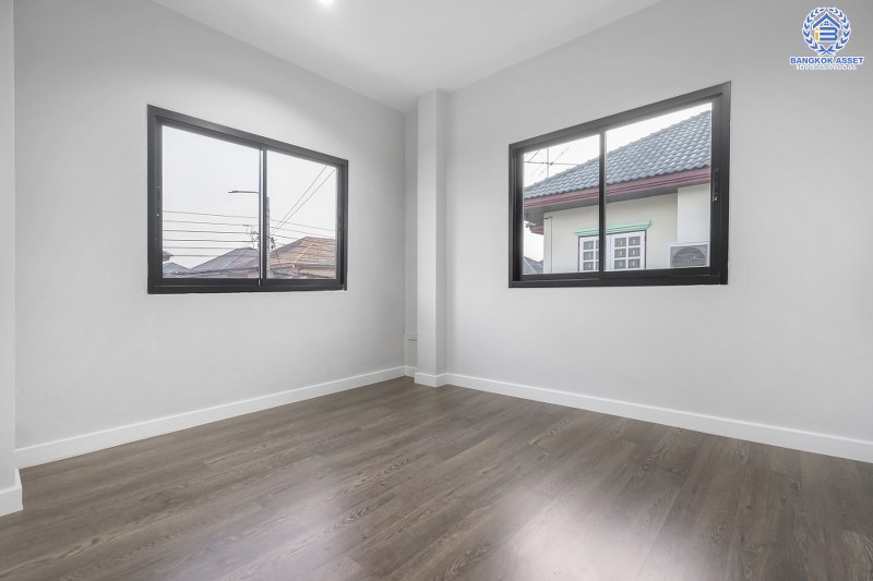 บ้านมือสองตกแต่งใหม่ ม.มณีรินทร์ รัตนาธิเบศร์ พร้อมเข้าอยู่ เนื้อที่ 48.5 ตร.ว. ฟังก์ชั่น 4 ห้องนอน 2 ห้องน้ำ 2 ที่จอดรถ บนทำเลดี เดินทางสะดวกสบาย ใกล้ทางด่วนงามวงศ์วาน และเพียง 10 นาที ถึงรถไฟฟ้าบางรักน้อยท่าอิฐ...