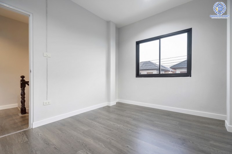 บ้านมือสองตกแต่งใหม่ ม.มณีรินทร์ รัตนาธิเบศร์ พร้อมเข้าอยู่ เนื้อที่ 48.5 ตร.ว. ฟังก์ชั่น 4 ห้องนอน 2 ห้องน้ำ 2 ที่จอดรถ บนทำเลดี เดินทางสะดวกสบาย ใกล้ทางด่วนงามวงศ์วาน และเพียง 10 นาที ถึงรถไฟฟ้าบางรักน้อยท่าอิฐ...