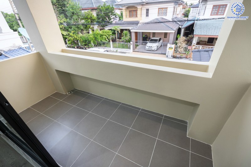 บ้านมือสองตกแต่งใหม่ ม.มณีรินทร์ รัตนาธิเบศร์ พร้อมเข้าอยู่ เนื้อที่ 48.5 ตร.ว. ฟังก์ชั่น 4 ห้องนอน 2 ห้องน้ำ 2 ที่จอดรถ บนทำเลดี เดินทางสะดวกสบาย ใกล้ทางด่วนงามวงศ์วาน และเพียง 10 นาที ถึงรถไฟฟ้าบางรักน้อยท่าอิฐ...