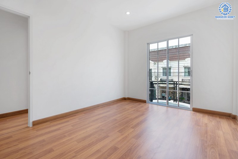 บ้านมือสองตกแต่งใหม่ ม.เดอะวิลล่า ราชพฤกษ์-ท่าอิฐ โซนต้นโครงการ  คุณภาพแบรนด์ Property Perfect  เนื้อที่ 18 ตร.ว. ฟังก์ชั่นครบ! 3 ห้องนอน 2 ห้องน้ำ บนทำเลเยี่ยมเชื่อมต่อทั้งถ.รัตนาธิเบศร์ และถ.ราชพฤกษ์ และเพียง 10 นาที ถึงรถไฟฟ้า สถานีบางรักน้อยท่าอิฐ...