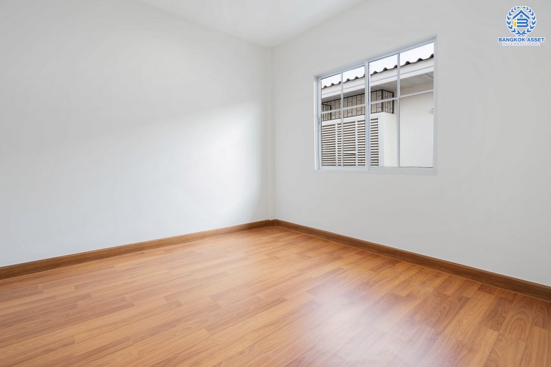 บ้านมือสองตกแต่งใหม่ ม.เดอะวิลล่า ราชพฤกษ์-ท่าอิฐ โซนต้นโครงการ  คุณภาพแบรนด์ Property Perfect  เนื้อที่ 18 ตร.ว. ฟังก์ชั่นครบ! 3 ห้องนอน 2 ห้องน้ำ บนทำเลเยี่ยมเชื่อมต่อทั้งถ.รัตนาธิเบศร์ และถ.ราชพฤกษ์ และเพียง 10 นาที ถึงรถไฟฟ้า สถานีบางรักน้อยท่าอิฐ...